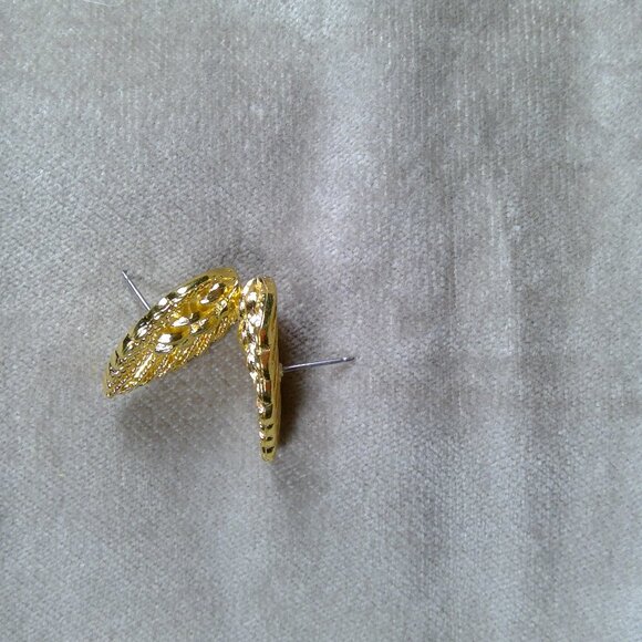 TRIFARI gold color leaves or wheat Stamped Stud Earring - Picture 2 of 4